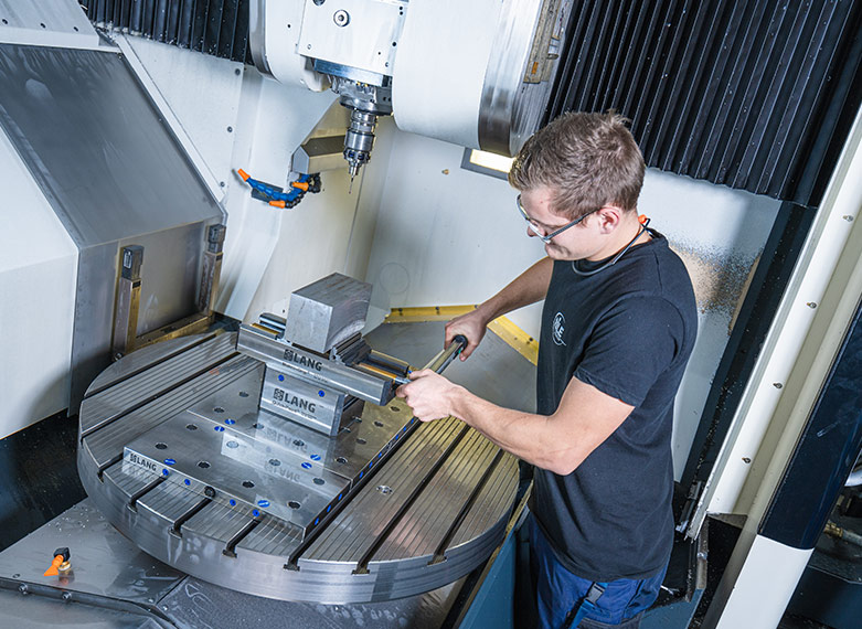 [Translate to Englisch:] 5-Achs Fräsmaschinen